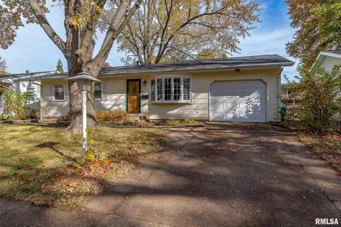 3415 Kimberly Downs Rd, Davenport, IA 52807