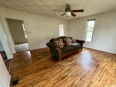 402 S Clay St, Macomb, IL 61455 photo 2