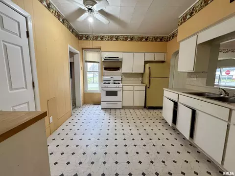 402 S Clay St, Macomb, IL 61455 photo 7