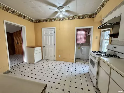402 S Clay St, Macomb, IL 61455 photo 8
