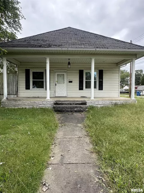 611 N Buchanan St, Benton, IL 62812