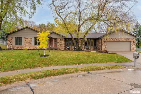 3709 Ridgewood Dr, Davenport, IA 52807