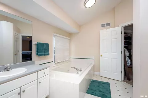 200 Golfview Dr, Eldridge, IA 52748 photo 23