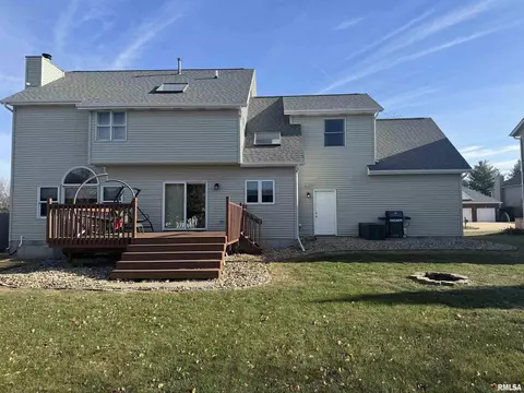 200 Golfview Dr, Eldridge, IA 52748 photo 2