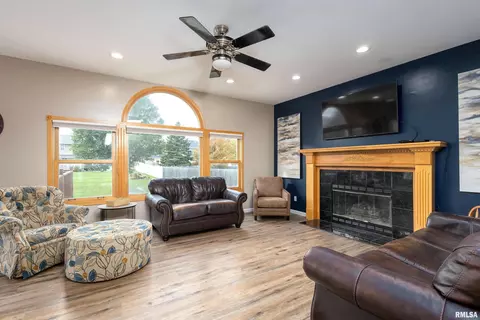 200 Golfview Dr, Eldridge, IA 52748 photo 11