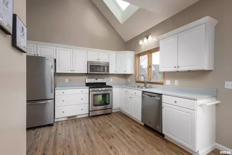 200 Golfview Dr, Eldridge, IA 52748 photo 9