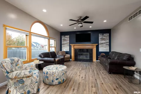 200 Golfview Dr, Eldridge, IA 52748 photo 12