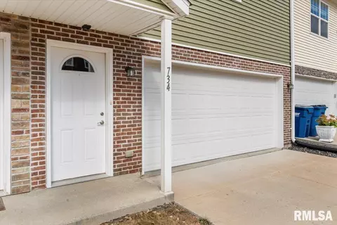 734 Cox Ct, Le Claire, IA 52753