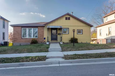 245 Beecher St, East Dubuque, IL 61025