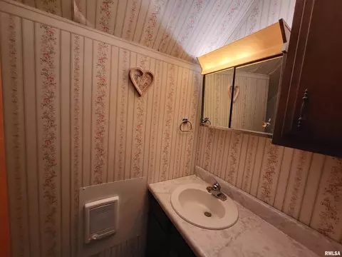 562 N County Road 850, Sutter, IL 62373 photo 10