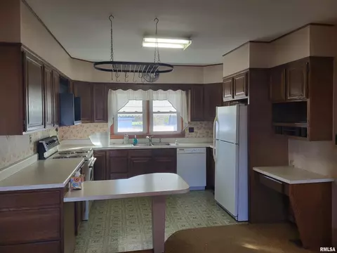 562 N County Road 850, Sutter, IL 62373 photo 3
