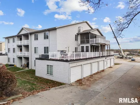 3842 Creek Hill Dr, Bettendorf, IA 52722