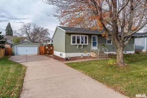 2920 High Point Dr, Davenport, IA 52806
