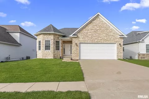 90 Cobblestone Ln, Le Claire, IA 52753
