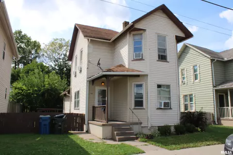 704 Cedar St, Muscatine, IA 52761
