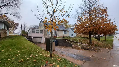 3502 N 3rd St, Clinton, IA 52732