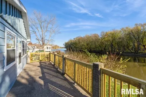 2115 Swan Dr, Camanche, IA 52730