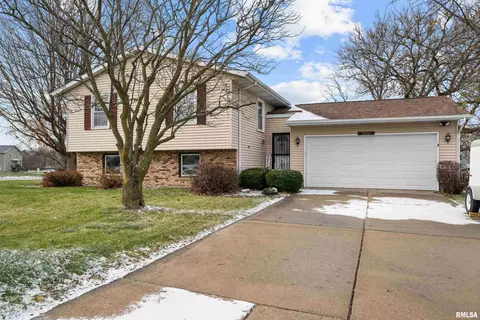 2206 N Pioneer St, Davenport, IA 52804