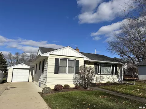 1116 7th St, Dewitt, IA 52742