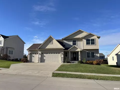 5668 Idaho Dr, Bettendorf, IA 52722