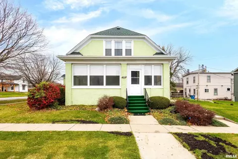 218 S Henry St, Walcott, IA 52773