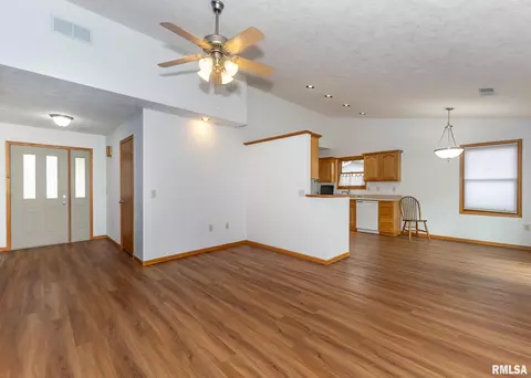 1909 13th St, Silvis, IL 61282 photo 7
