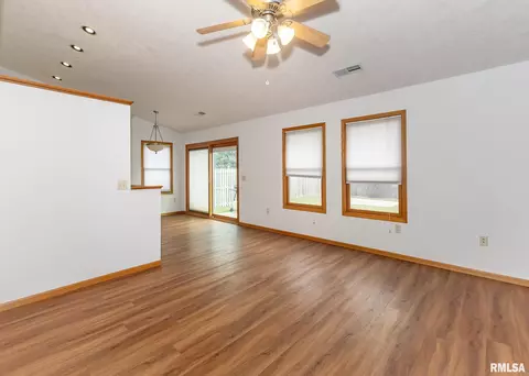 1909 13th St, Silvis, IL 61282 photo 5