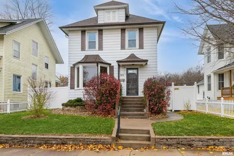 720 Douglas Ct, Clinton, IA 52732