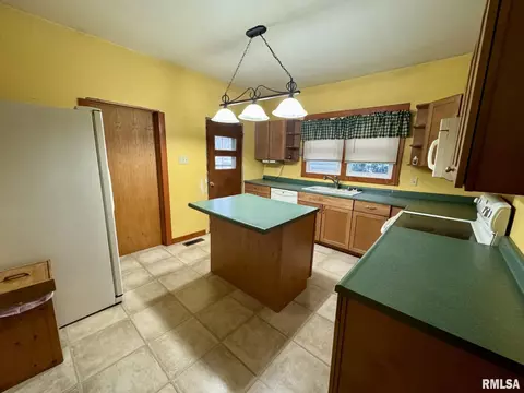 345 E Mill St, Kewanee, IL 61443 photo 3