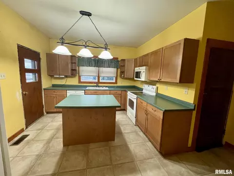 345 E Mill St, Kewanee, IL 61443 photo 2