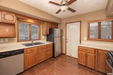 2453 32nd St, Moline, IL 61265 photo 9
