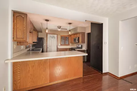 2453 32nd St, Moline, IL 61265 photo 8