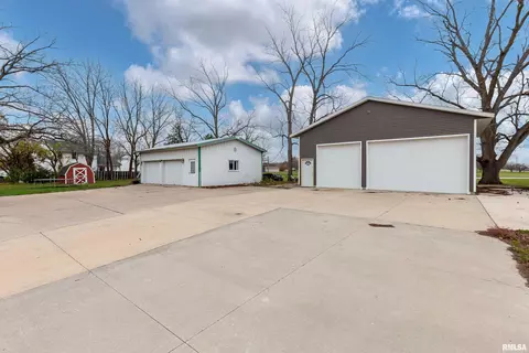 1040 17th St, Silvis, IL 61282 photo 4