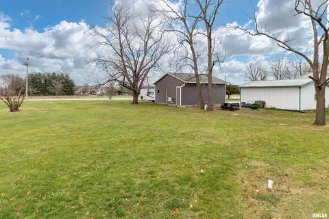 1040 17th St, Silvis, IL 61282 photo 5