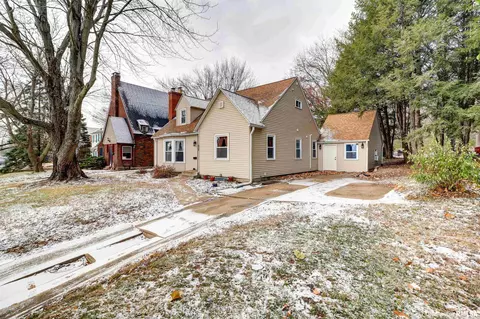 820 N 4th St, Clinton, IA 52732