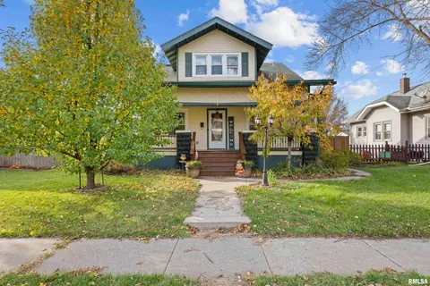 1926 Wilkes Ave, Davenport, IA 52804