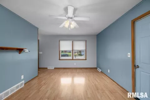 305 N 7th St, Eldridge, IA 52748 photo 9