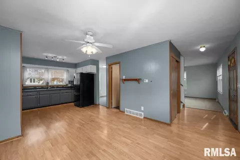 305 N 7th St, Eldridge, IA 52748 photo 5