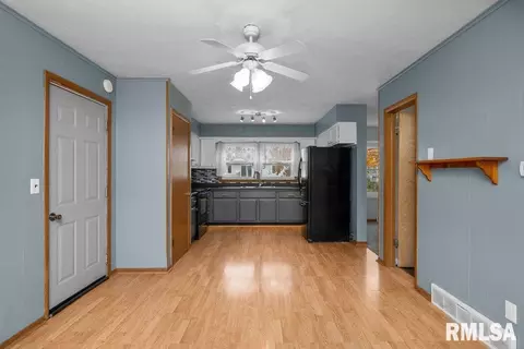 305 N 7th St, Eldridge, IA 52748 photo 8