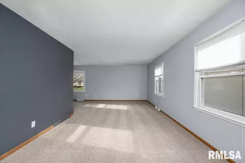 305 N 7th St, Eldridge, IA 52748 photo 2