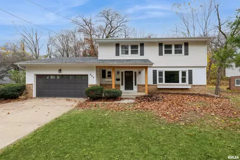 908 6th St, Bettendorf, IA 52722