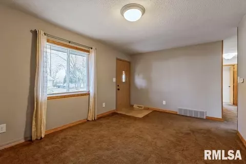1204 Windsor Dr, Clinton, IA 52732 photo 9