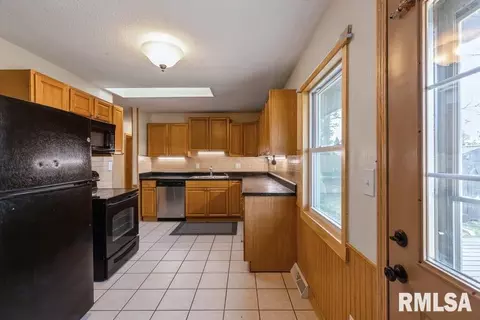 1204 Windsor Dr, Clinton, IA 52732 photo 11