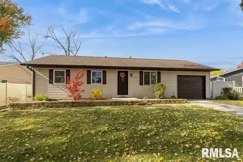 1204 Windsor Dr, Clinton, IA 52732