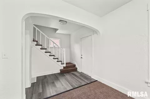 227 44th St, Moline, IL 61265 photo 8