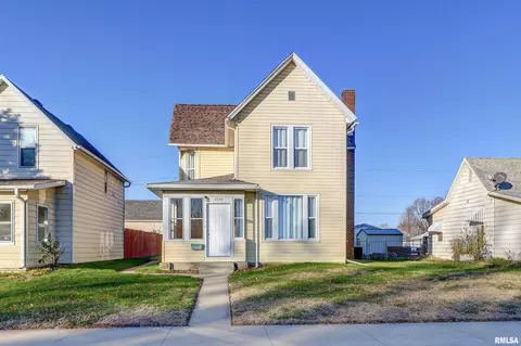 2348 Wallace St, Clinton, IA 52732