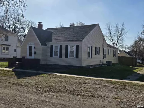 112 W Franklin St, Mount Sterling, IL 62353