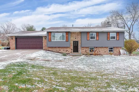 2613 E 50th St, Davenport, IA 52807