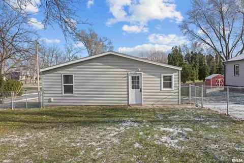 4717 El Rancho Dr, Davenport, IA 52806
