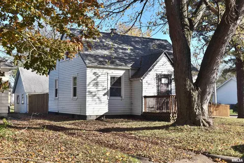 2468 33rd St, Moline, IL 61265